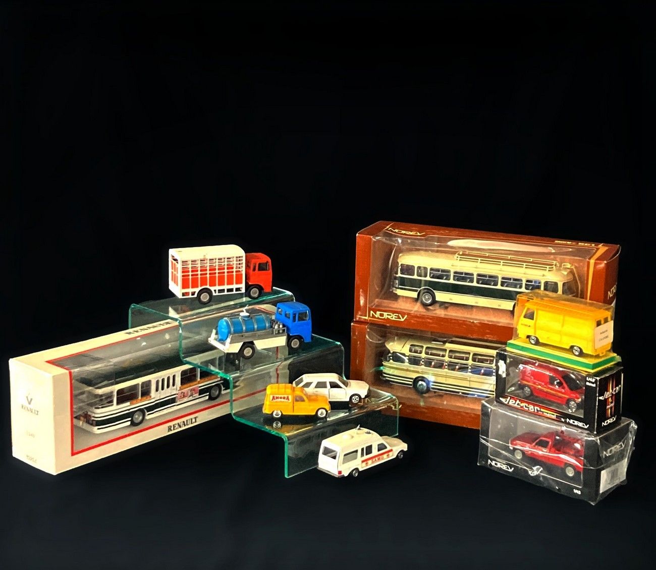 Null NOREV - 11辆降价的巴士、货车和消防车模型，其中6辆装在原来的盒子里，包括......。

- 雷诺Saviem巴士：2

- 雷诺巴士：1
&hellip;