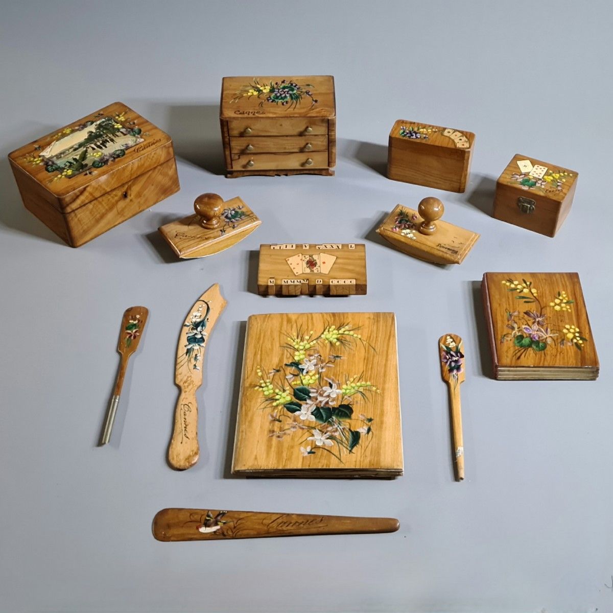 Null 13件餐具 - SOUVENIRS DE CANNES 约1900-1930年，橄榄木材质，带有花的多色装饰，戛纳的景色和标有戛纳的扑克牌，包括2个笔&hellip;