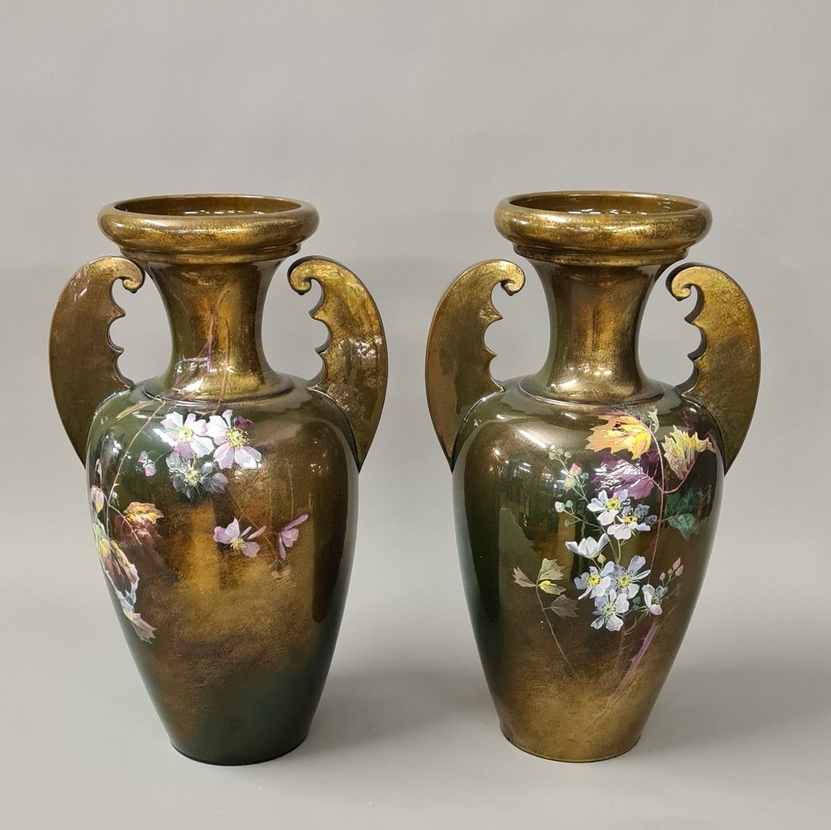 Null CLEMENT MASSIER GOLFE JUAN - 一对具有金属光泽和多色花叶装饰的釉面陶器花瓶

签名

H.45厘米

TBE