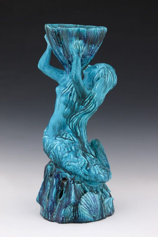 Null Tapa de mesa en forma de sirena sosteniendo una copa en loza vidriada azul &hellip;