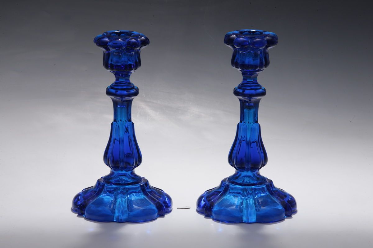 Null PAAR TISCHFLAMBELN aus geformtem blauem Glas Circa 1900.

H. 22 cm

TBE