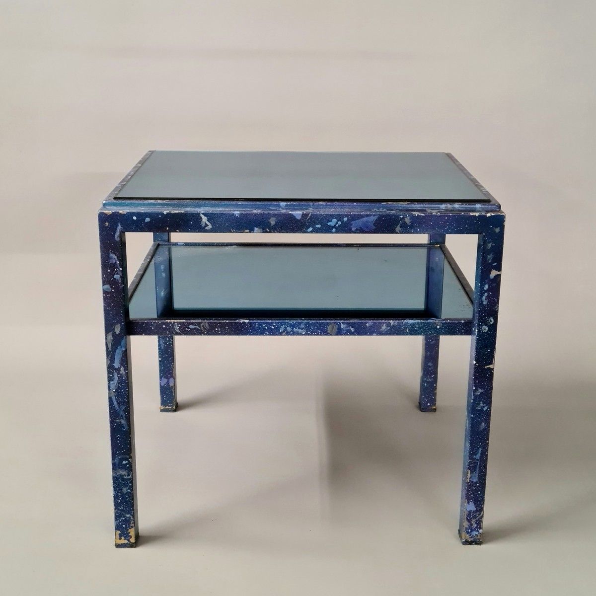 Null JOY DE ROHAN CHABOT (生于1942年)的桌子，带椅子，喷漆铝。

44 x 46 x 39 厘米

出处：Caroline Pig&hellip;