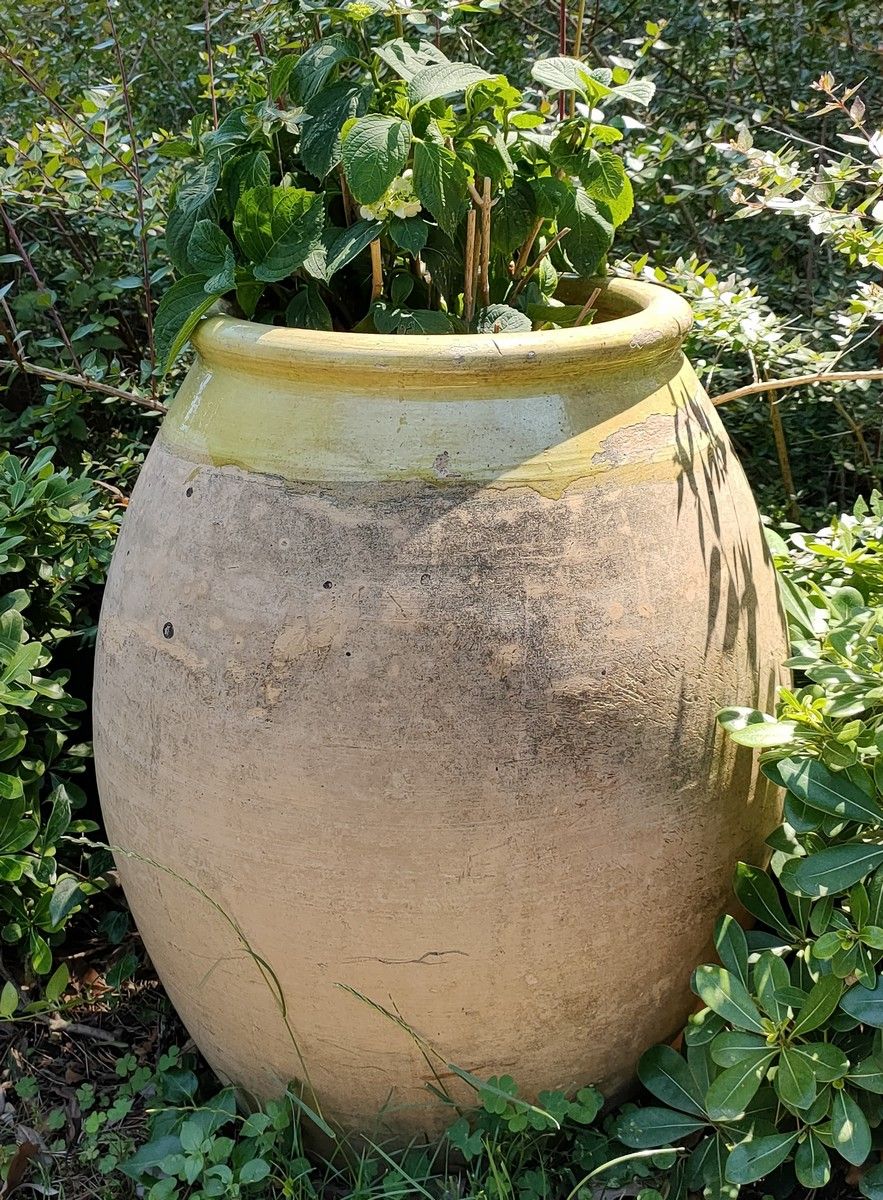 Null 一个19世纪Biot风格的赤土花园花瓶，油壶形式，颈部有黄色釉面

H.69厘米