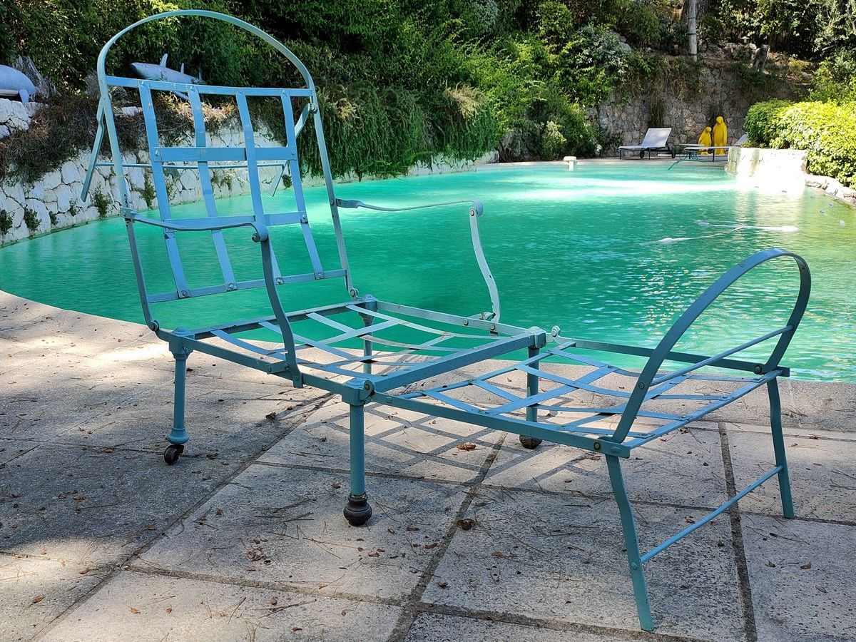 Null 19世纪下半叶绿松石铁质折叠椅，两只蓖麻腿和两只铜脚

100 x 144,5 x 68 厘米

(氧化，扶手不完整，一个脚轮损坏)