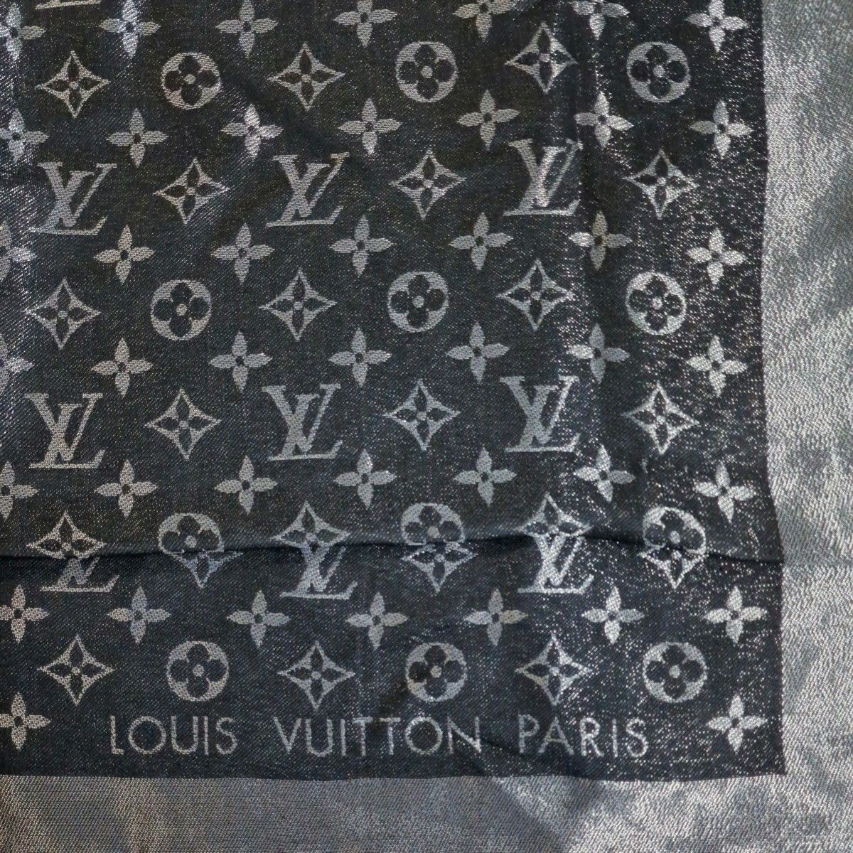 Louis VUITTON - CHALE Monogram in black wool and silk …