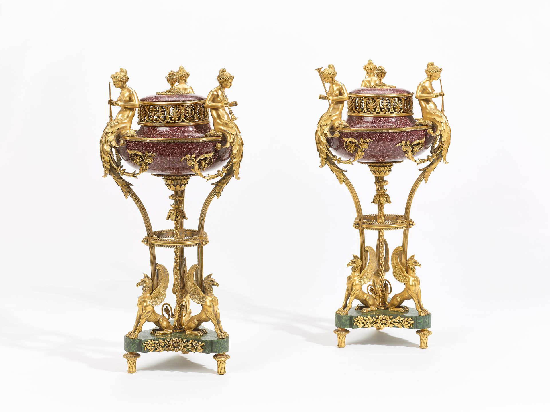 Null 拿破仑三世时期杰出的一对雅典人造型的CASSOLETTES壶-POURRIS
鎏金青铜和红绿斑岩，上半部分装饰有玩耍的仙女，盖子上有镂空的棕榈和松果把&hellip;