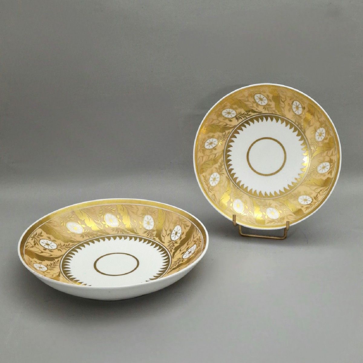 Null 2个十九世纪初的白瓷和草瓷圆杯，两种尺寸，有花卷和叶子的装饰 
直径21.5和19厘米 
TBE (装饰有轻微磨损)