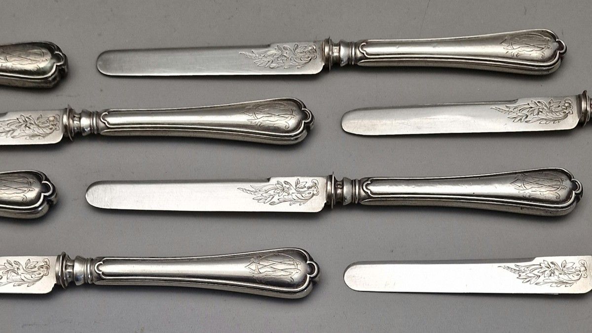 Null 一套12把水果刀，由F.NICOUD在巴黎制作，银质并镶嵌在950 Millièmes银器上，大约在1860-1880年，刀刃上刻有叶子，刀柄上有一个&hellip;