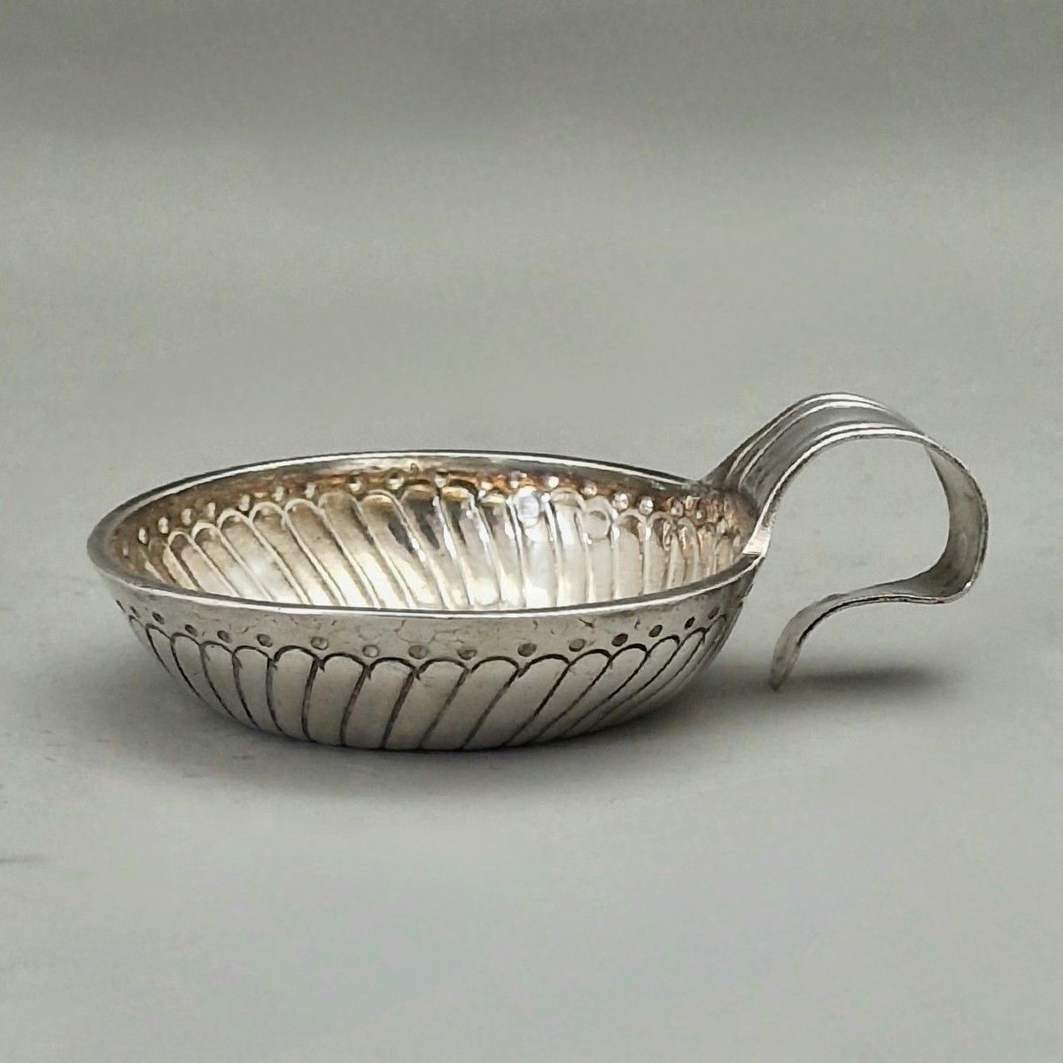 Null 复兴时期的950 Millièmes银质酒杯，带有扭曲的嘎达伦的重塑装饰 
标记为1819-1838年省
重52克 
尺寸：7.5厘米 
TBE (因&hellip;