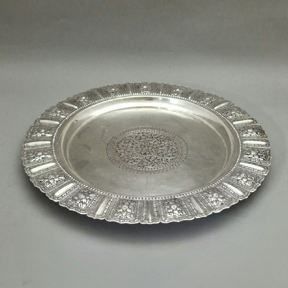 Null OVALE PLATTE UND EINE RUNDE PLATTE auf kleinen Kreiselfüßen aus Silber 800 &hellip;
