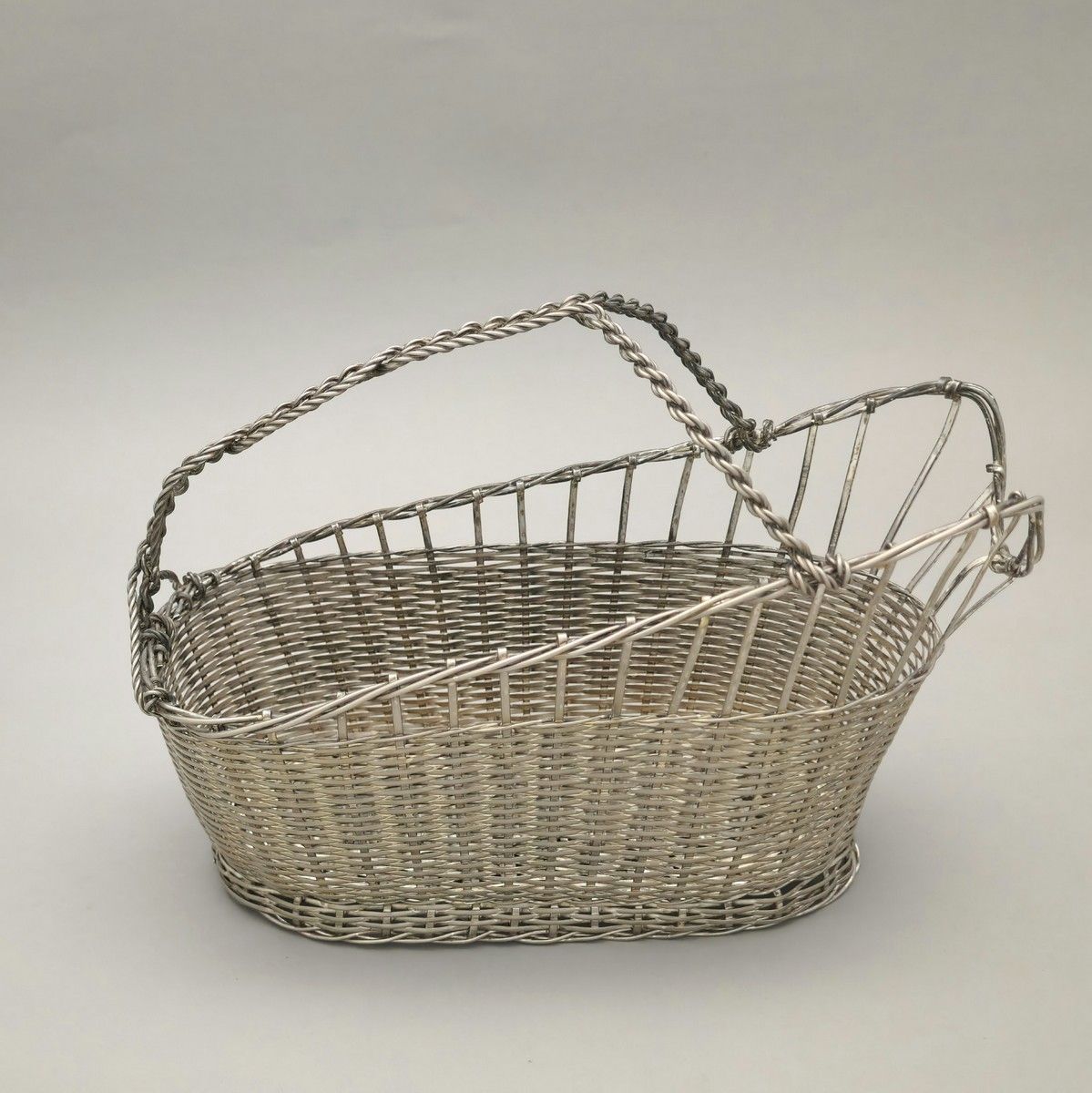 Null Woven silver metal BOWL BASKET - Second Half of the 20th Century
H. 17,5 cm&hellip;