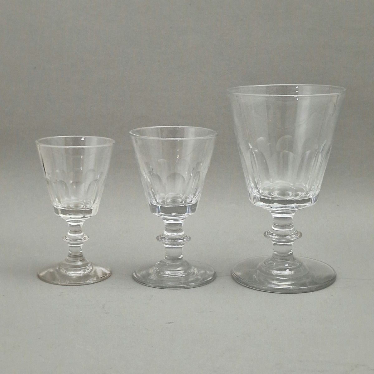 Null 圣路易斯-CATON模型（创建于1877年）- 19件玻璃系列，白色水晶切割，带环脚
- 4只水杯 - 高14厘米 
- 10只红酒杯 - 高11.5&hellip;