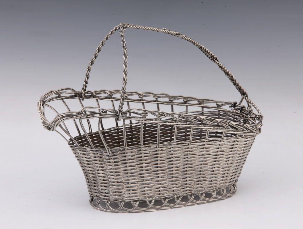 Null 20世纪镀银金属编织碗篮，带柳条装饰
长25厘米
TBE