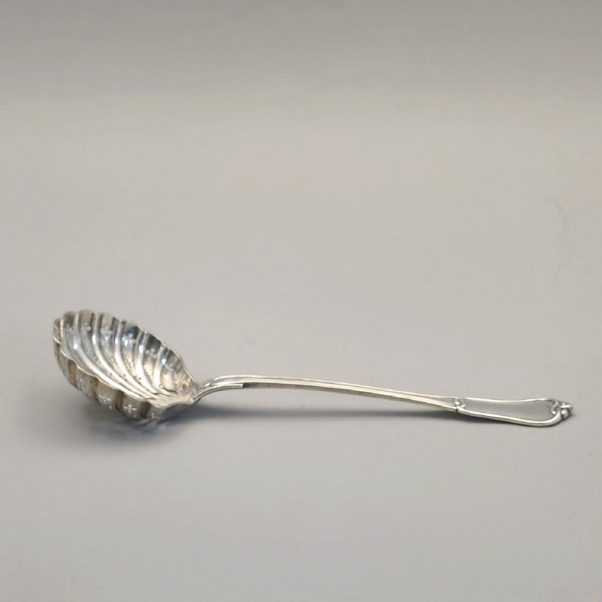 Null THOMAS制作的950 Millièmes密涅瓦银SAUPOUDRER SPOON 约1860-1880年，勺子是镂空的，手柄上有戈尔迪结，在伯爵和&hellip;