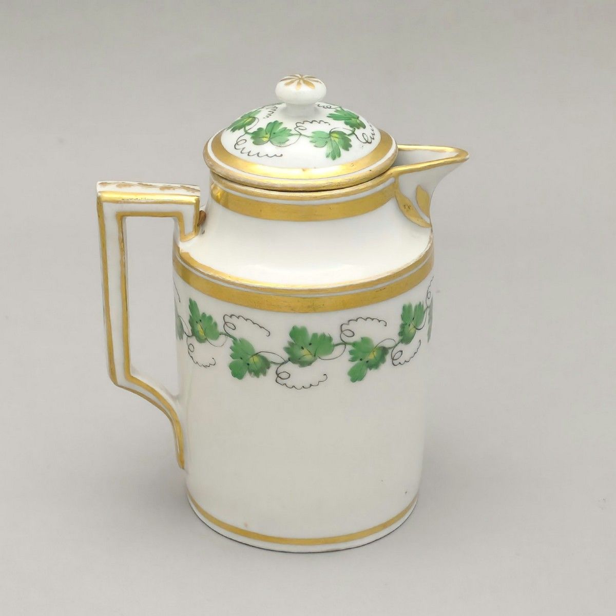 Null 白瓷奶壶 - 维也纳1831年，有常春藤楣装饰和金色亮点
背面有空洞的标记 
H.12,5厘米 
TBE (黄金有轻微磨损)