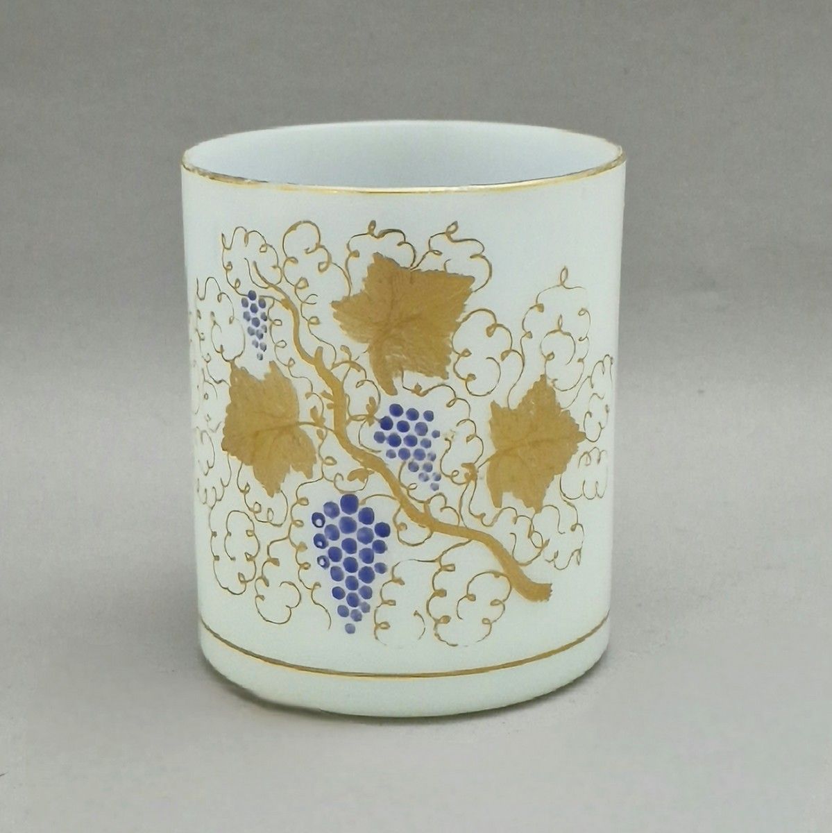 Null 复兴时期的肥皂状乳白色高脚杯，有蓝色和金色的藤芽装饰 
H.9厘米 
TBE (黄金有轻微磨损)