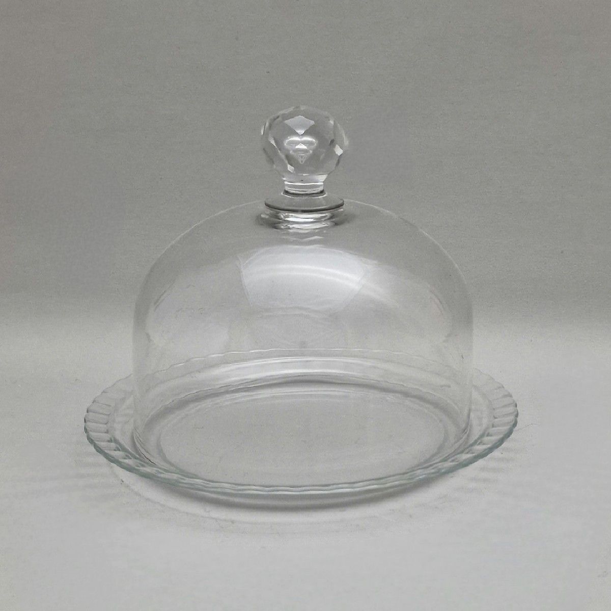Null 十九世纪吹制和切割的玻璃奶酪杯，有一个刻面的球状握把 
H.17厘米 
D. 17厘米 
放在一个后来的Arcoroc玻璃展示架上
TBE