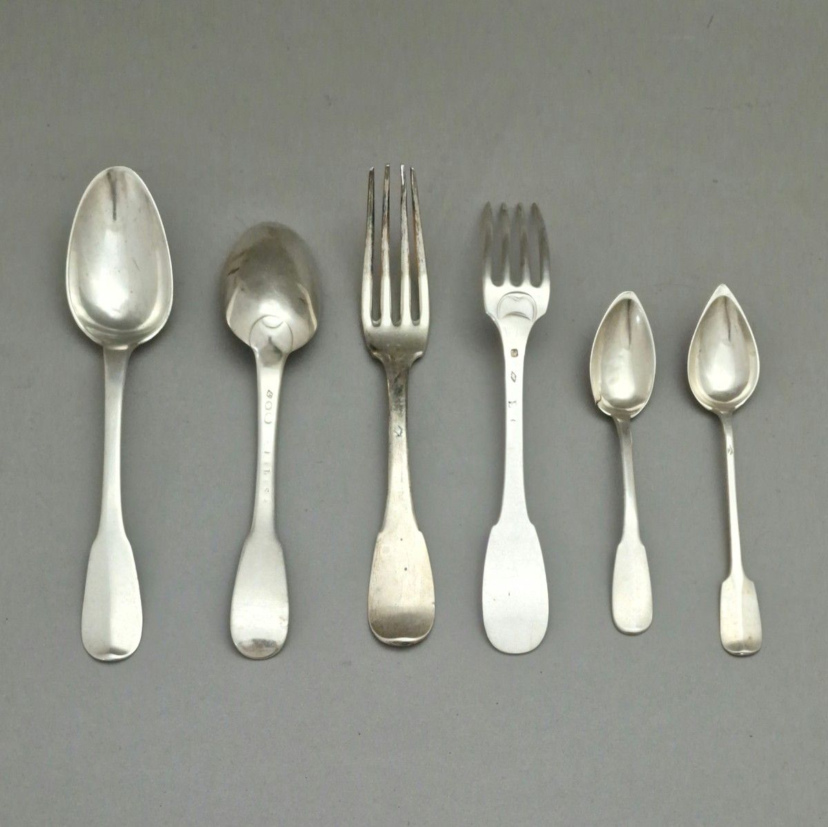 Null 14把叉子，8把桌匙和11把咖啡匙--银制的UNIPLAT模型，主要是Minerva 950 Millièmes。 
一个餐勺和一个咖啡勺 18世纪 &hellip;