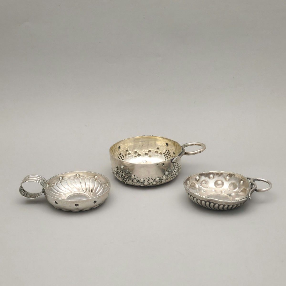 Null 3个来自19世纪的Minerva银950Millionèmes酒壶 1838年后，一个有蛇形环的手柄，一个有模制的拇指托，一个有藤蔓芽的重塑装饰，底部&hellip;