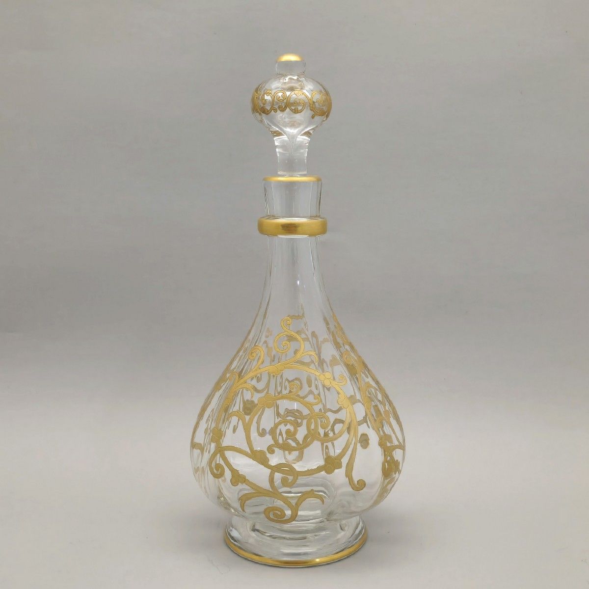 Null 圣路易斯 - MODEL CLUNY (创建于1889年) - 1955年后吹制的白色水晶瓶，带有镀金的叶子装饰，配有瓶塞。 
印有标记 
H.30厘&hellip;