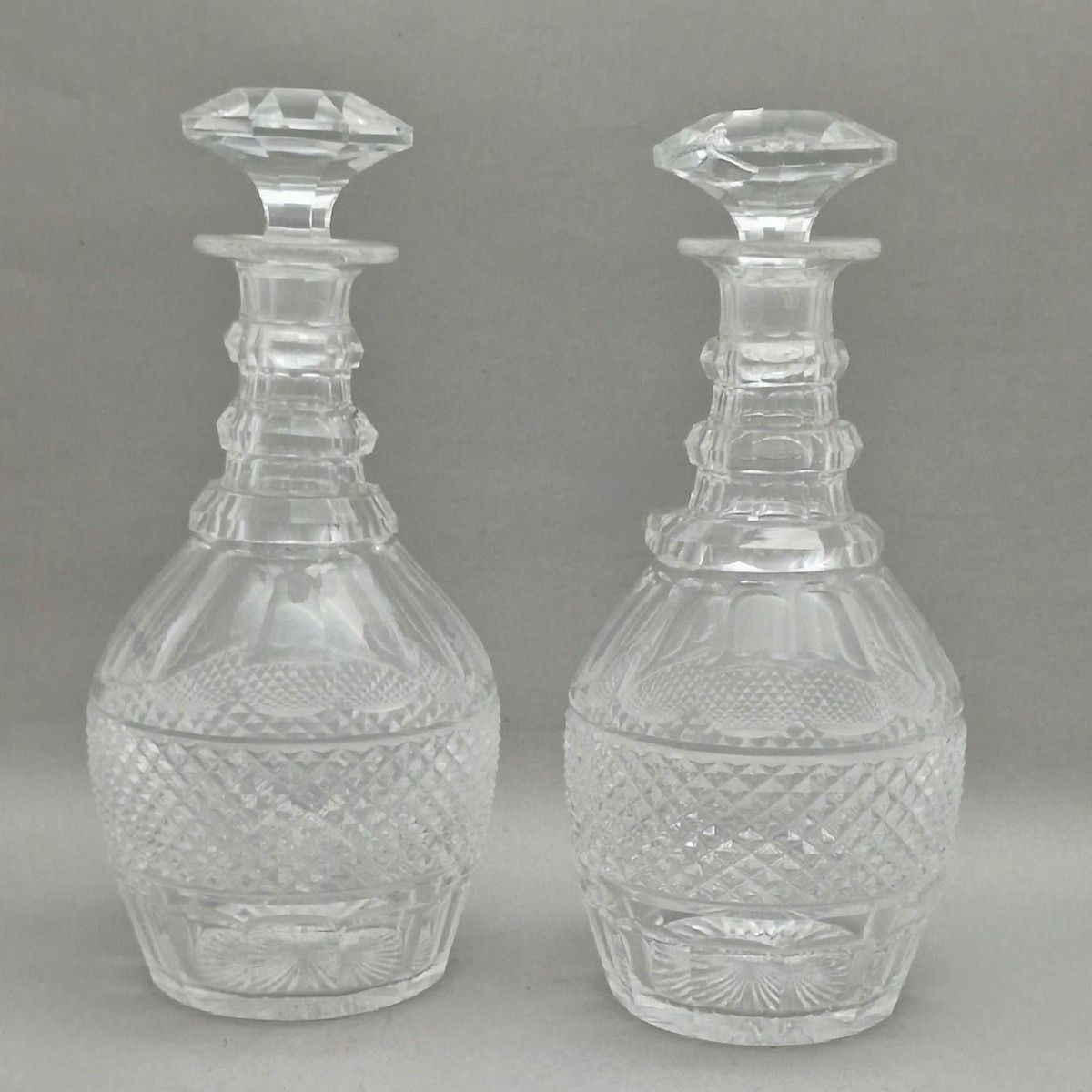 Null 圣路易斯 - TRIANON模型（创建于1834年） - 一对白色钻石切割水晶卡夫 1955年前 
H.22,5厘米 
带瓶塞 
无标记 
(一个塞子&hellip;