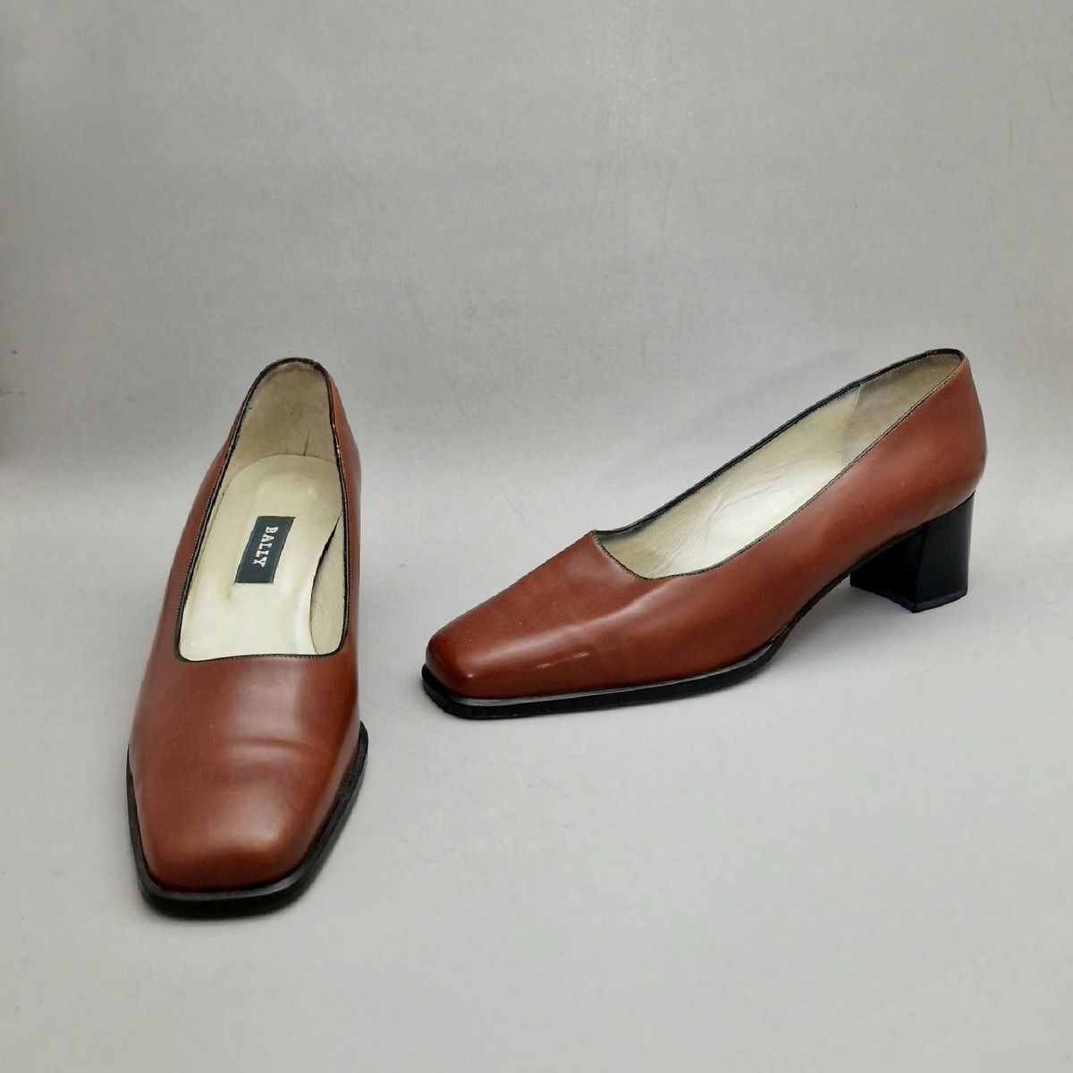 Null BALLY - 一双7号（约40磅）黄褐色皮革的拖鞋。
鞋跟高度约5厘米
淘宝网