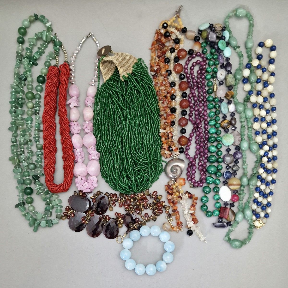 Null 12 COLLIERS en perles de verres et pierres de couleurs Semi-Précieuses