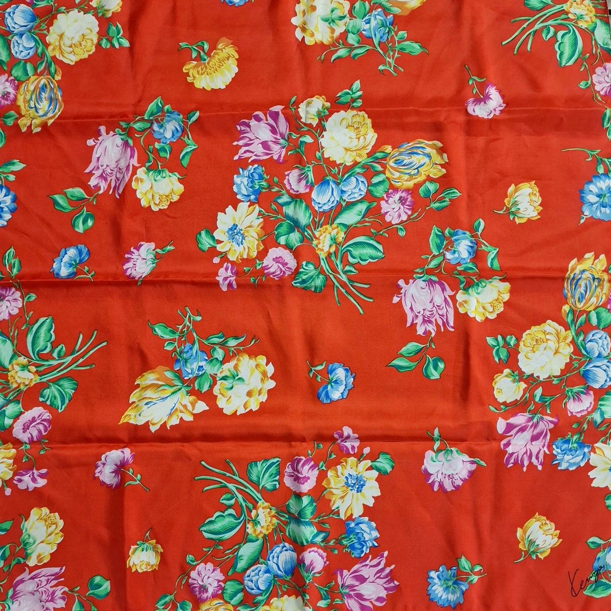 Null KENZO - FOULARD en soie à décor de fleurs polychromes sur fond rouge
Christ&hellip;