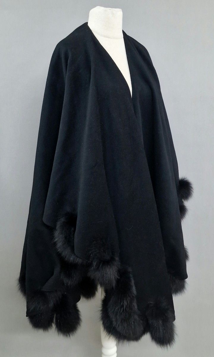 Null Louis FERAUD SET - GRAND CHALE aus schwarzer Wolle mit Pelzbesatz