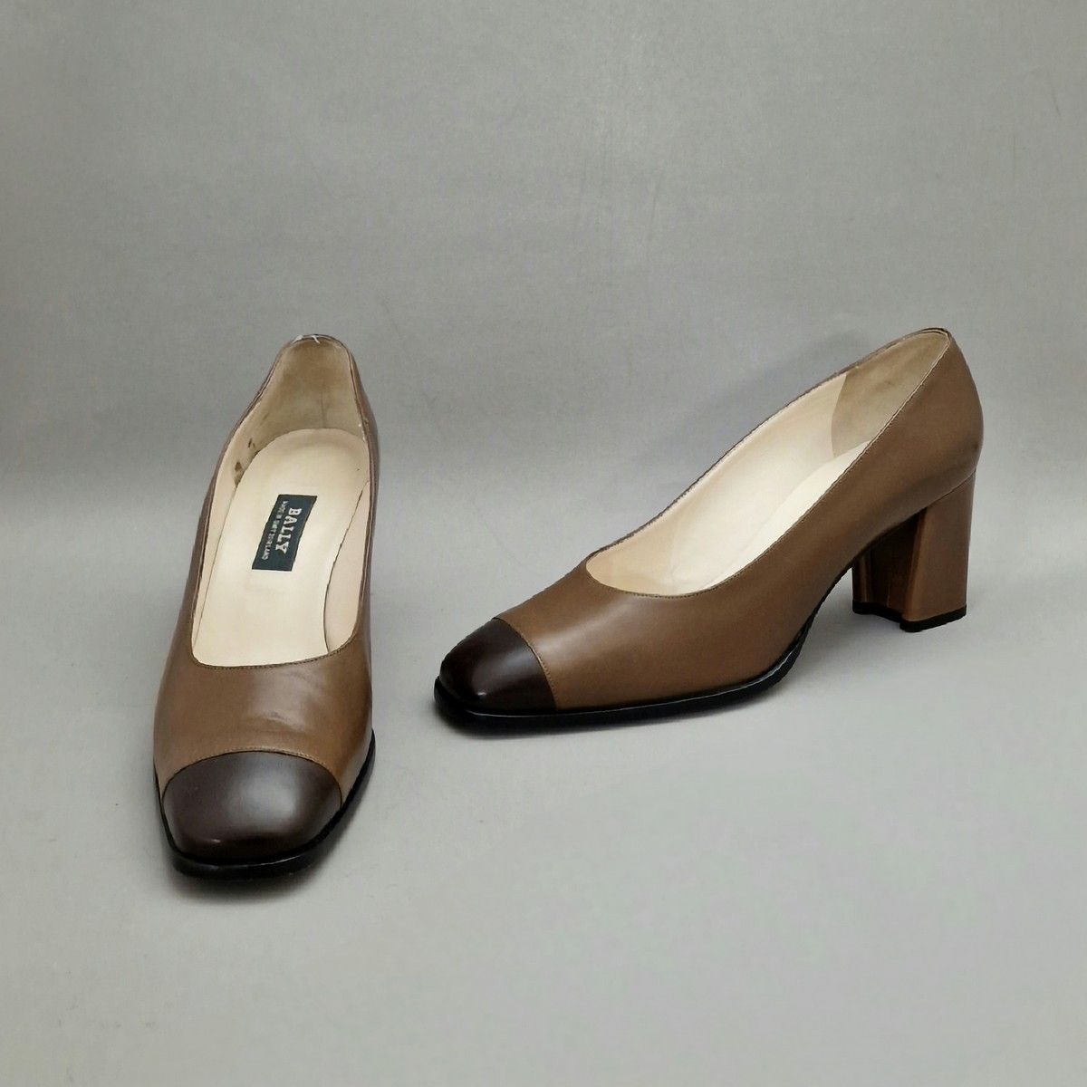 Null BALLY - 一双7号（约40磅）双色巧克力皮拖鞋
鞋跟高度约7厘米
样式：TBE