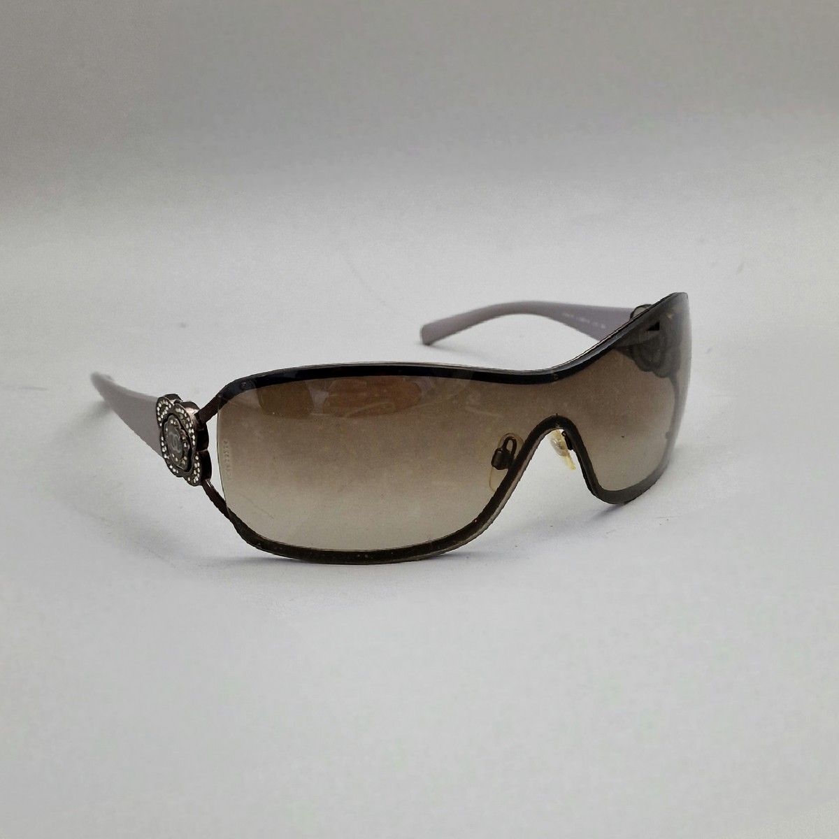Null CHANEL- Coppia di occhiali da sole in composizione e strass
In custodia ori&hellip;