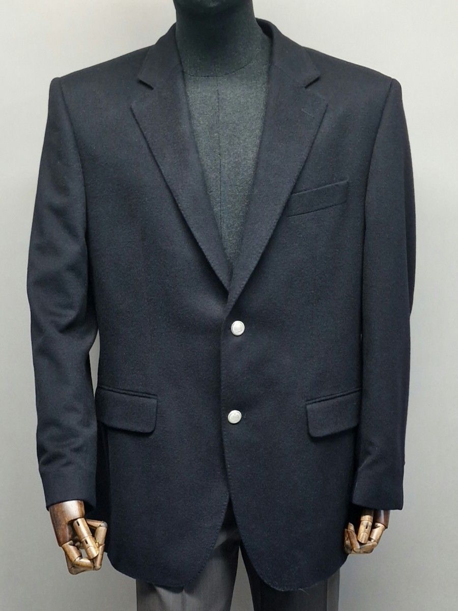 Null 卡林 - 三件男士夹克衫
- A BLASER 54R号，黑色羊绒，2个银色纽扣
- A BLASER，尺寸54R，蓝色人字形羊毛和丝绸，3个纽扣
-&hellip;
