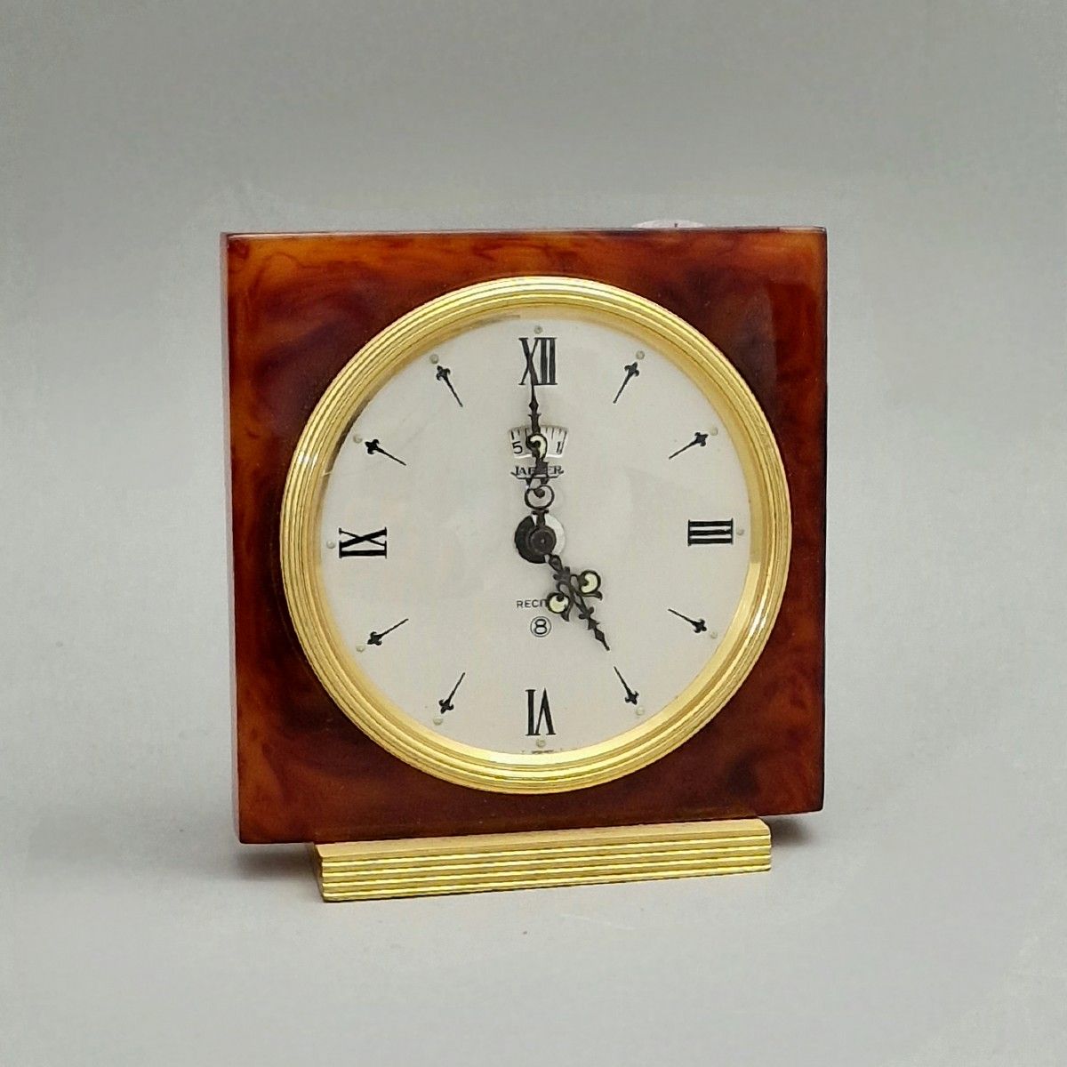 Null 8天JAEGER钟，约1980年 
玳瑁和鎏金金属构成，机械机芯 (待修订)
H.8,5厘米 
长：8厘米 
(玻璃碎裂)