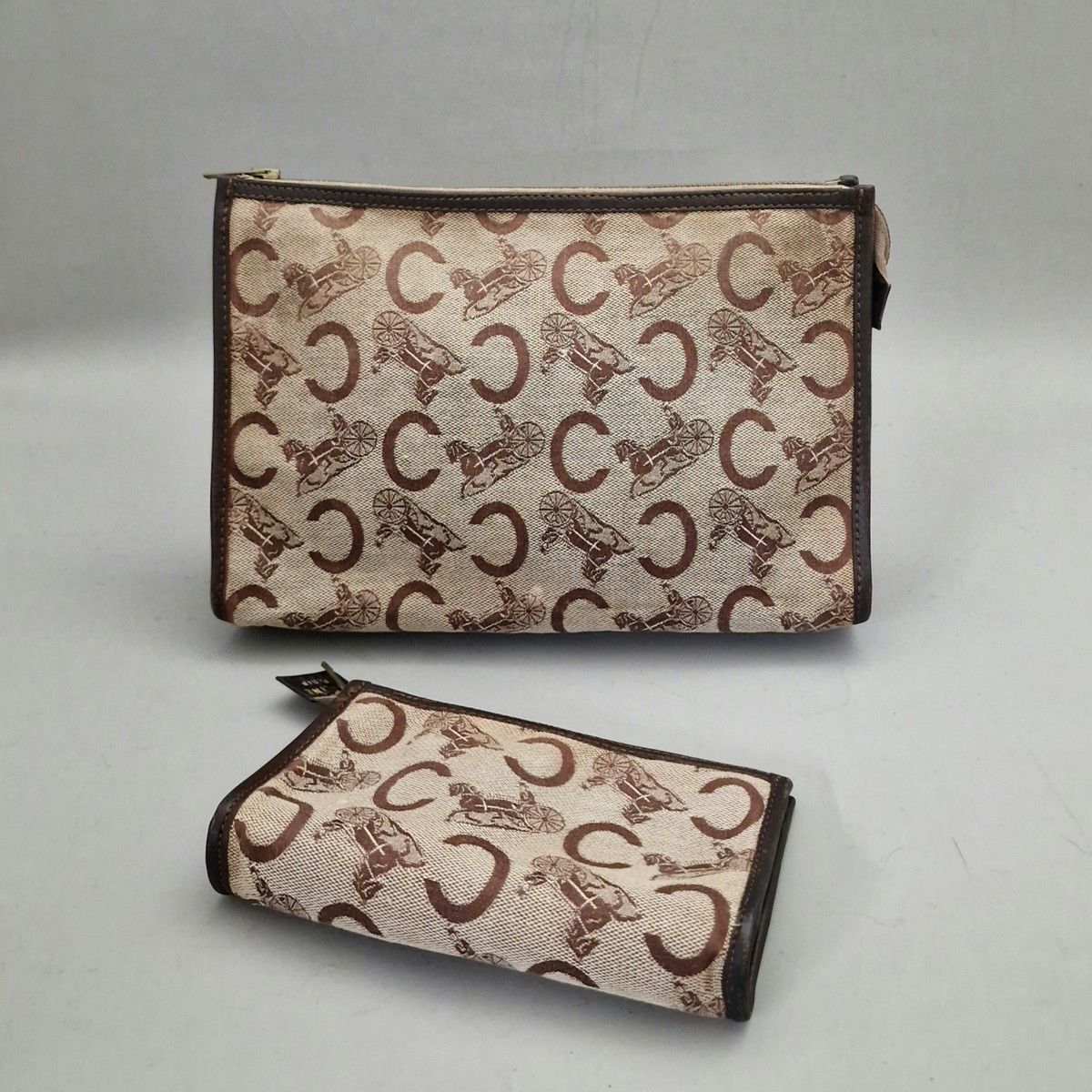 Null CELINE - 两个洗漱化妆袋，有两种尺寸（24.5和16厘米），采用Monogram帆布和巧克力皮。
(污渍)