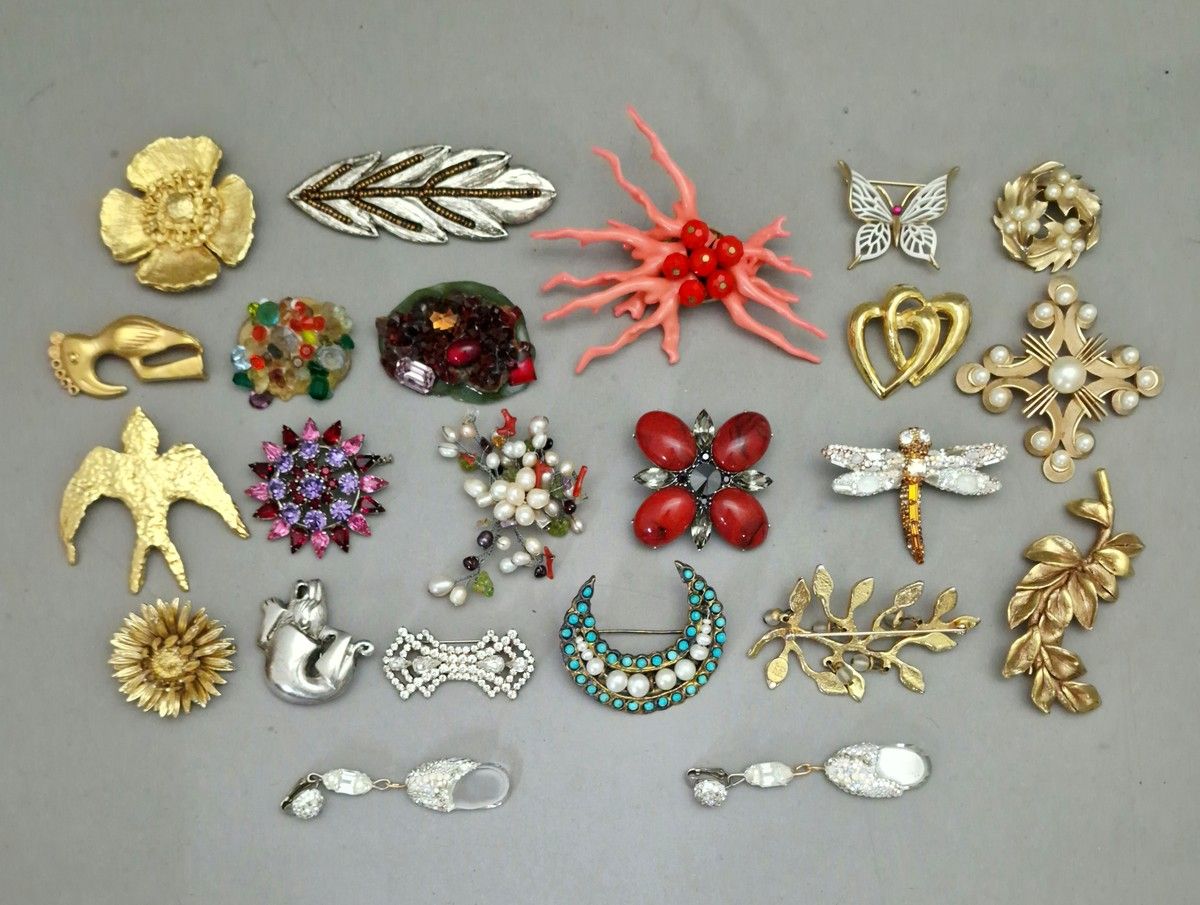 Null 20件金属、水钻、珍珠、彩色宝石的范特西胸针
帕特里克-福吉、威尔、特里法里、琳达-哈塔布、马克-阿巴特等

附一对玻璃和水钻的耳环