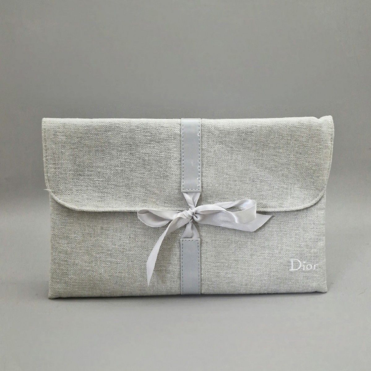 Null 迪奥 - 灰色棉和缎子的旅行包
包括一条毛巾和一条白色绣花海绵的头带，Dior Beauty。
BE (小污点)
原装包
TBE