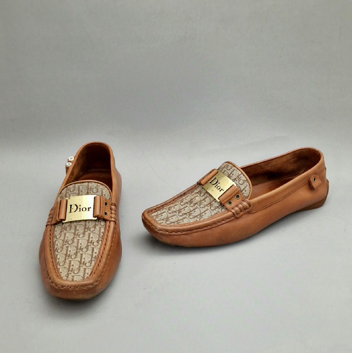 Null DIOR - PAIR OF MOCASSINS Size 37 ½ in fawn leather and monogram canvas
BE