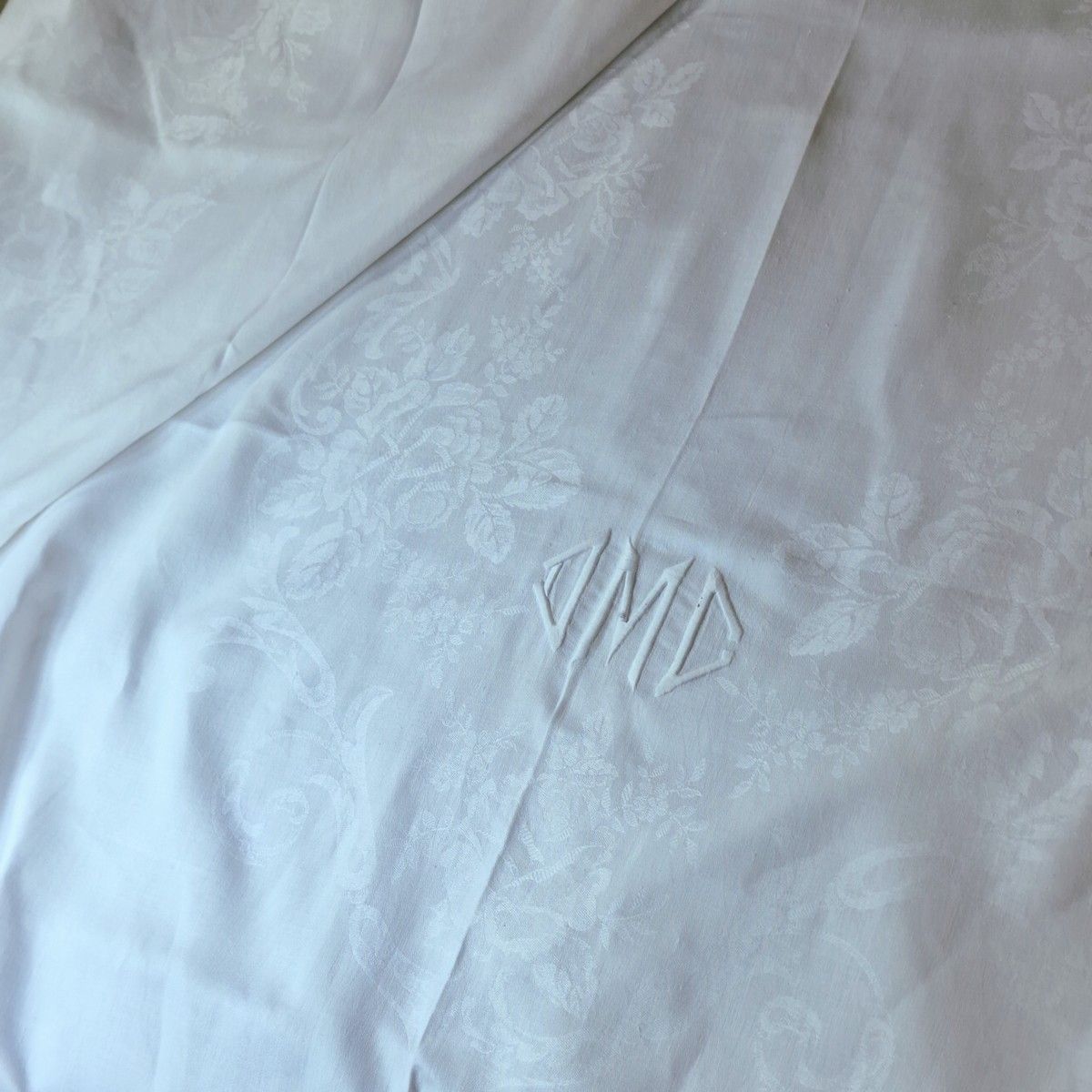 Null 装饰艺术时期的大型白色棉锦缎矩形床垫，在刺桐卷轴之间编织有玫瑰和玫瑰枝条装饰，用波顿针法绣有两个白色三重 DMC 字母。
344 x 170 厘米
B&hellip;
