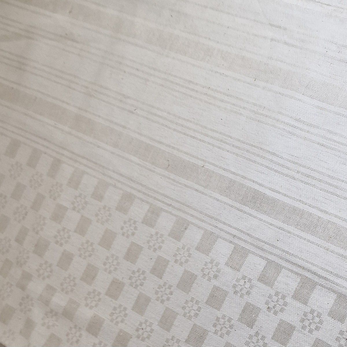 Null 大型白色棉锦缎矩形围巾 约 1930 年，编织有风格化的玫瑰花形和格纹装饰，边缘有多条条纹
350 x 160 厘米
崭新如初
底色发黄
(按原样出售&hellip;