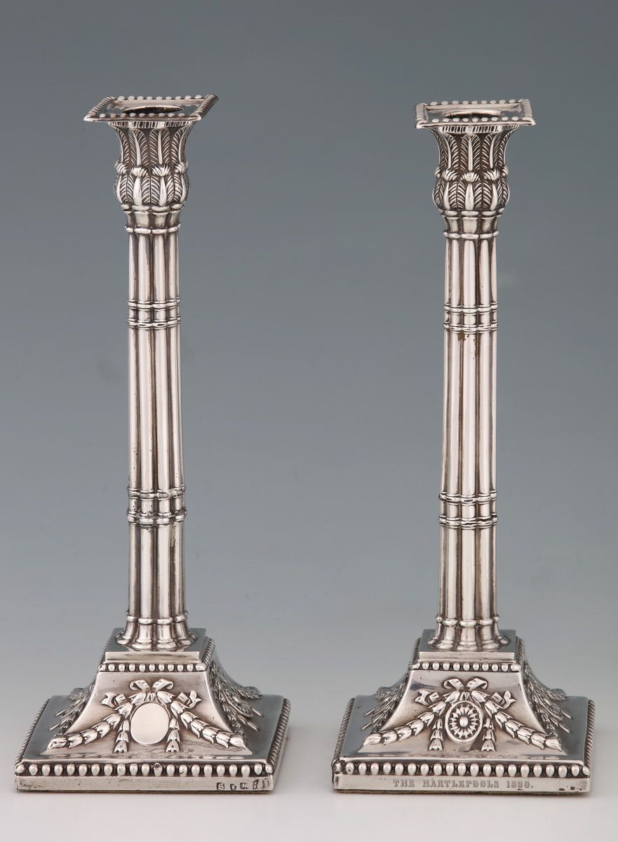 Null 一对精美的 925 兆银桌烛--英国维多利亚时期，边缘饰有叶片，柱形轴心和方形底座饰有珍珠饰纹和月桂花环。
底座上镌刻着 1880 年的哈特尔普尔斯
&hellip;