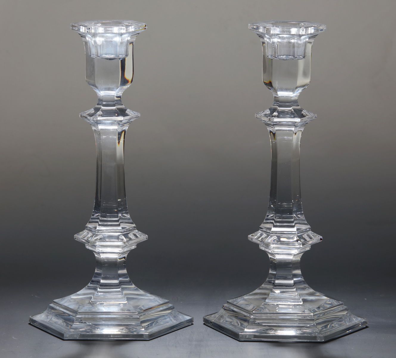 Null BACCARAT - VERSAILLES MODEL - 纯白水晶座枱花瓶一对 约 1980 年，带切割边的柱状轴心
印记
H.22.5 厘米
全新&hellip;
