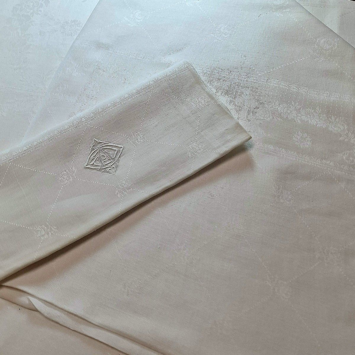 Null RARE GRANDE NAPPE ET SES 18 SERVIETTES en damassé de coton blanc Circa 1900&hellip;