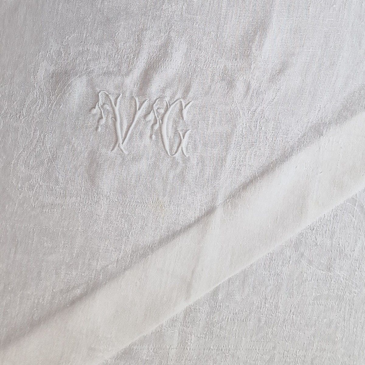 Null 白色棉锦缎桌布 12 件套 约 1900 年，饰有编织的康乃馨卷轴和用布尔登针法绣有叶状白色字母的圆点 VG
66 x 76 厘米 
BSC
(按原样&hellip;