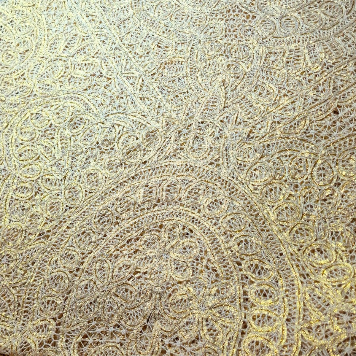 Null GIR - ROMA - 用棉线和金线编织的扇形边缘的超大型矩形纱帽 大约 1980 年，饰有玫瑰花形图案
448 x 428 厘米
全新（小事故和修&hellip;