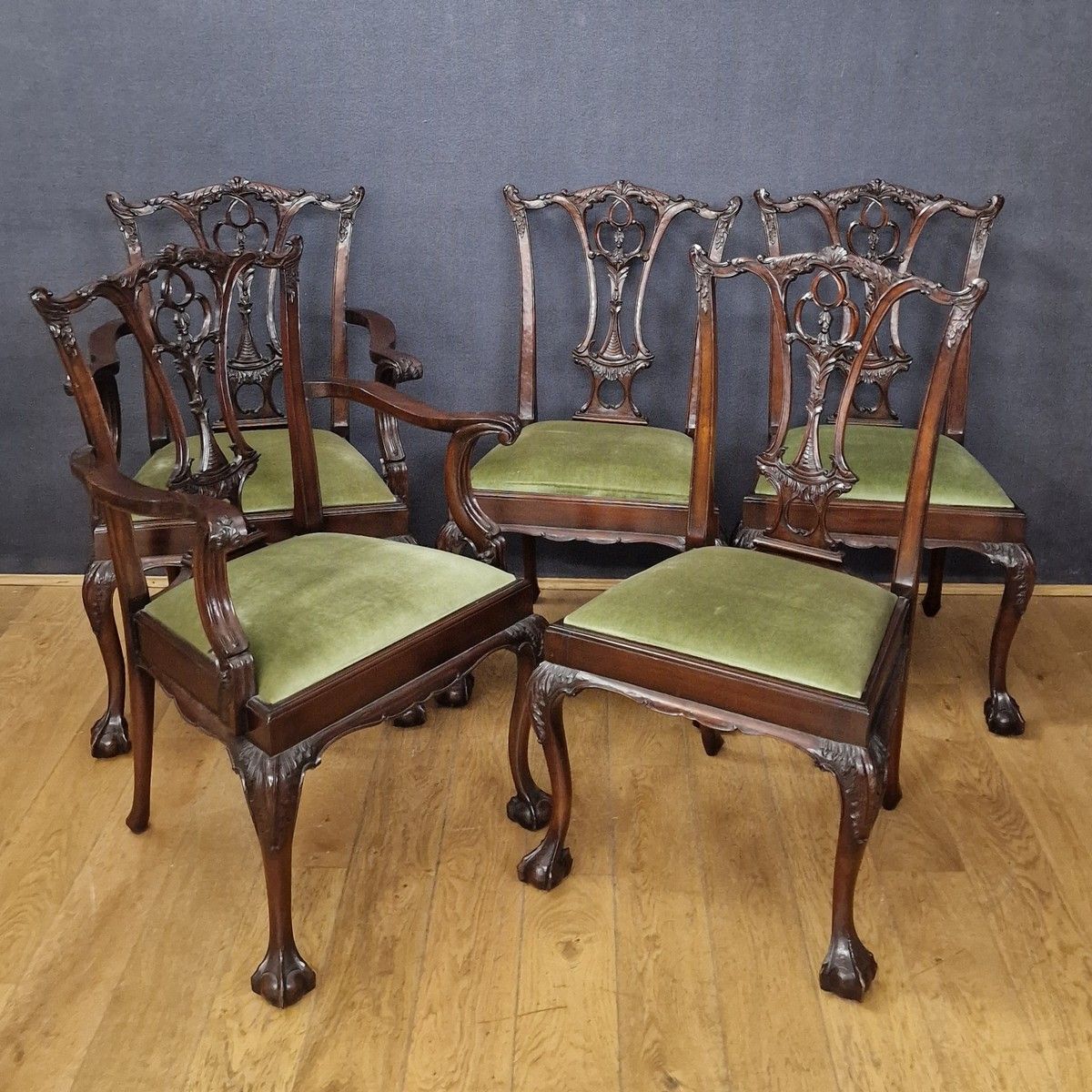 Null 乔治五世时期英国奇彭代尔风格的桃花心木餐厅家具，包括 
- 1 张餐桌，带中央延伸部分和双三脚架桌腿，配有狮爪和青铜脚轮
74 x 182 x 122&hellip;