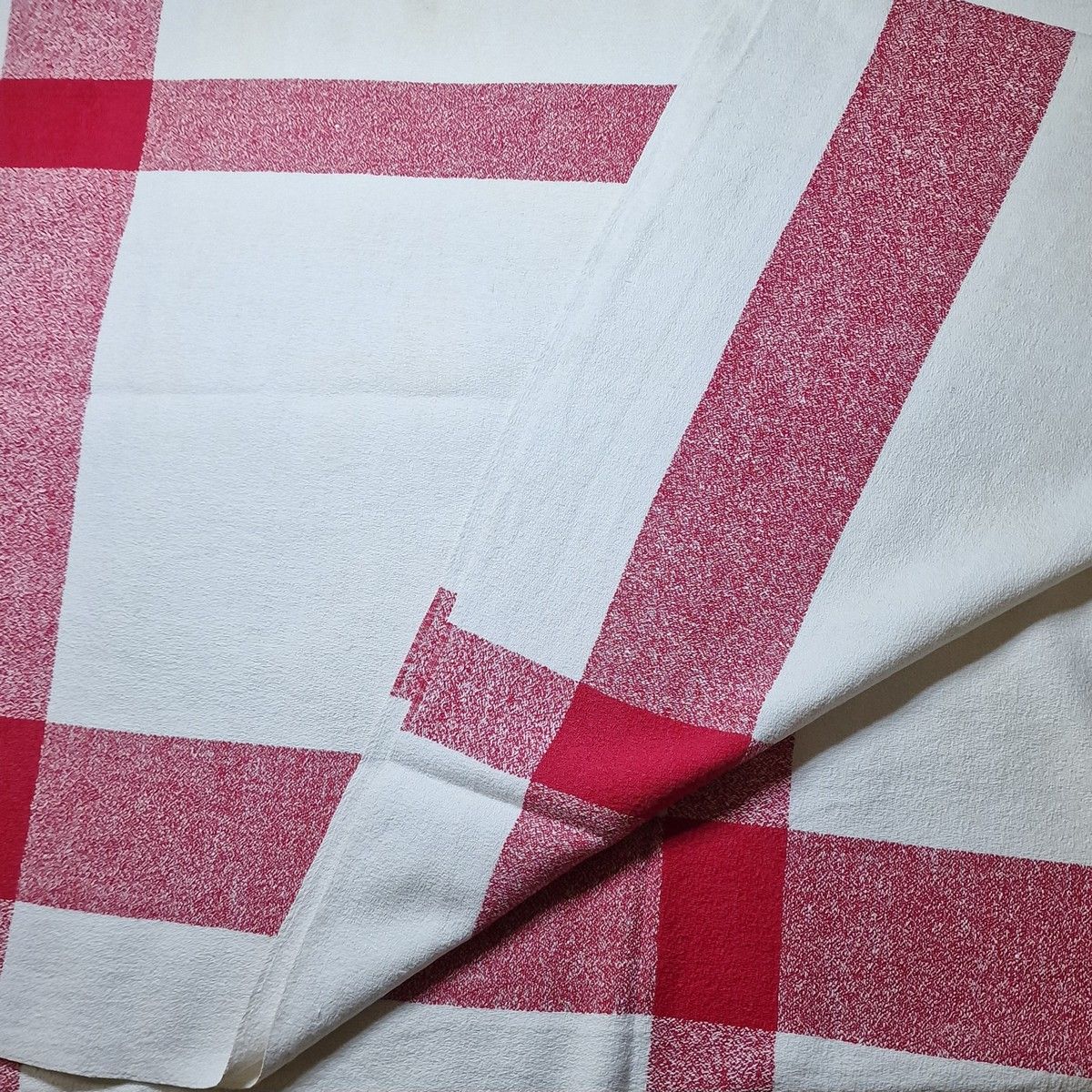 Null 白色棉锦缎矩形床垫 约 1930 年，红色条纹编织装饰
182 x 144 厘米
BE（泛黄）
(按原样出售）