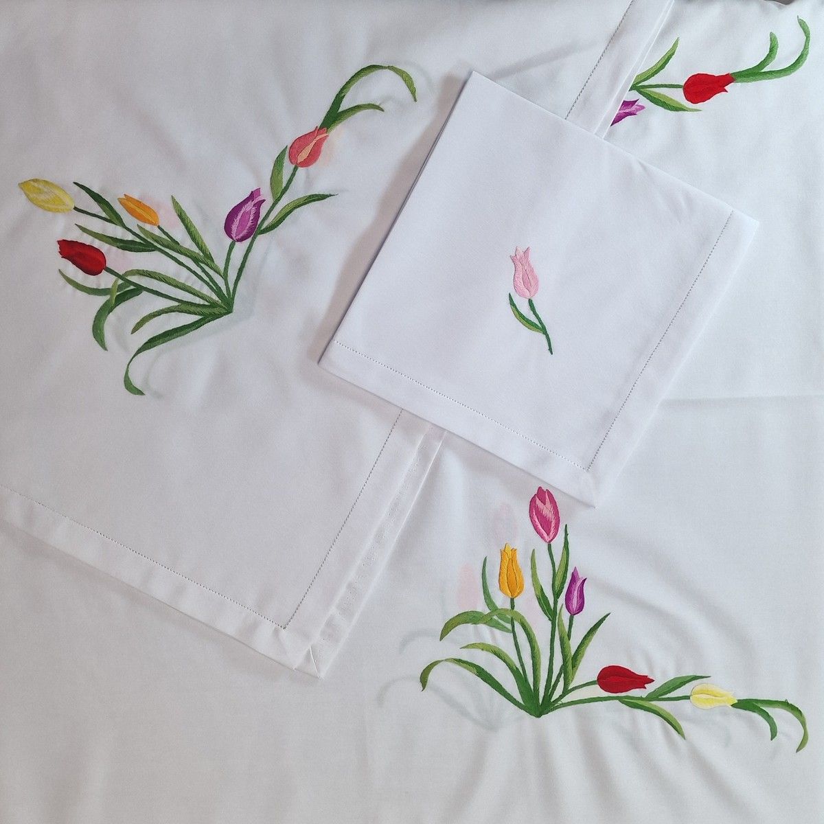 Null RECTANGULAR NAPPE AND 10 TOWEL CLOTHES in white cotton Circa 1980, decorate&hellip;