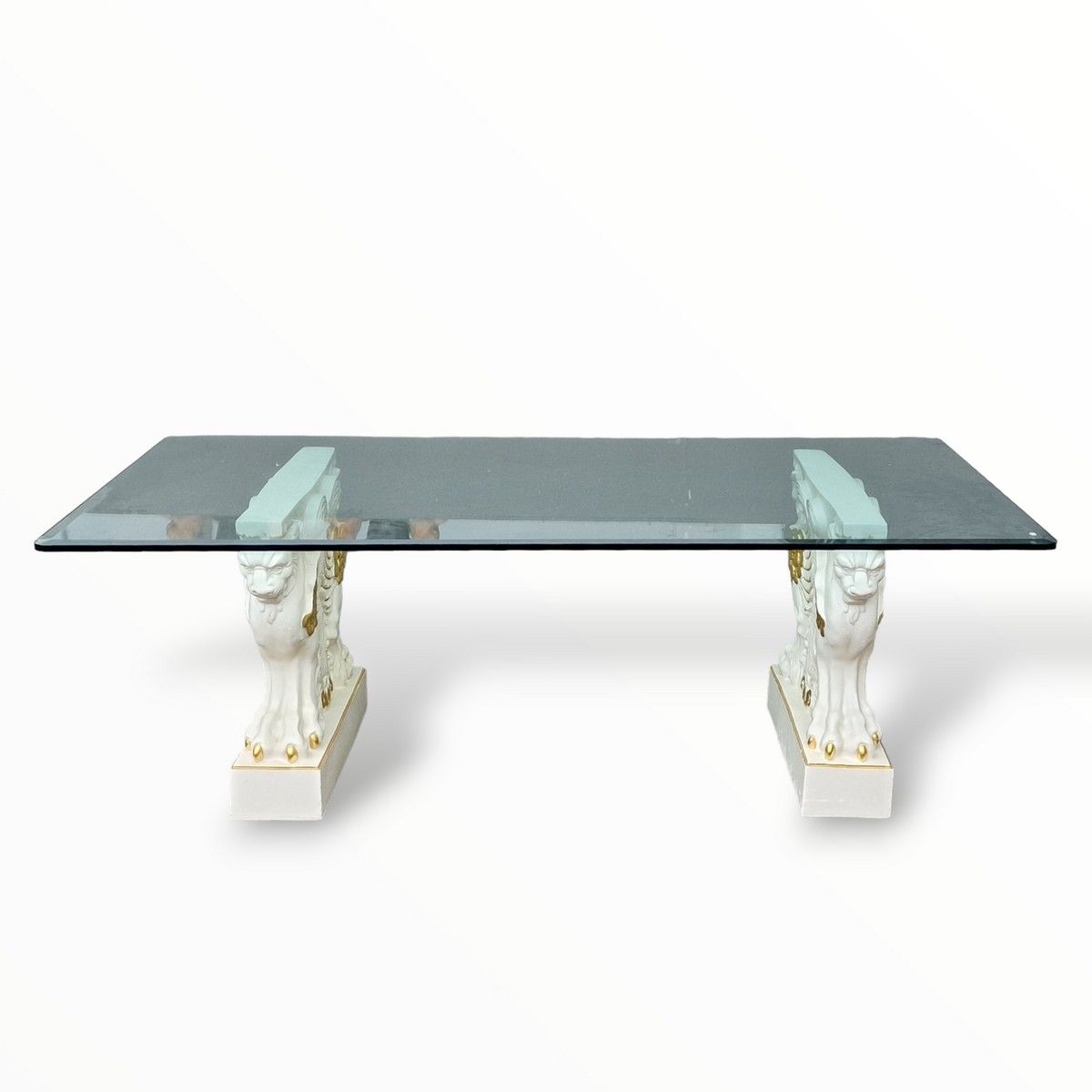 Null 现代新古典主义餐桌，斜面玻璃桌面，白色镀金石膏双层底座，饰有两只倾斜的狮身人面像 
77.5 x 225 x 120 厘米 
(底座有轻微凹痕）