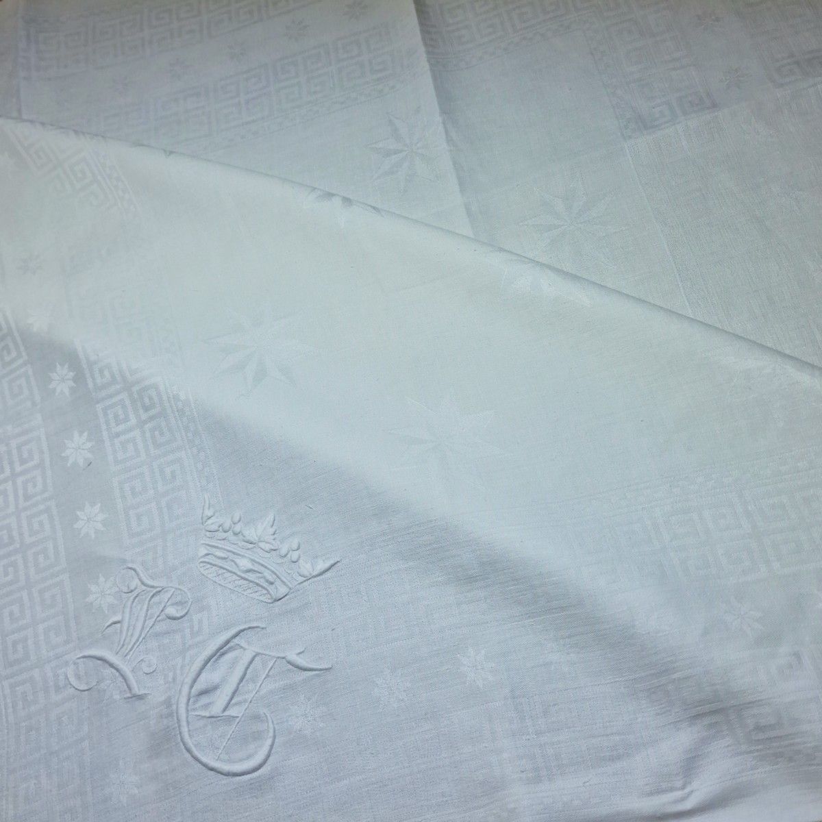 Null 四件套白色纯棉锦缎长方形围裙 约 1880 年，织有星星和希腊式中楣装饰，用波顿针法绣有哥特式字母的一字形图案，上面印有一顶白色侯爵王冠
79 x 7&hellip;