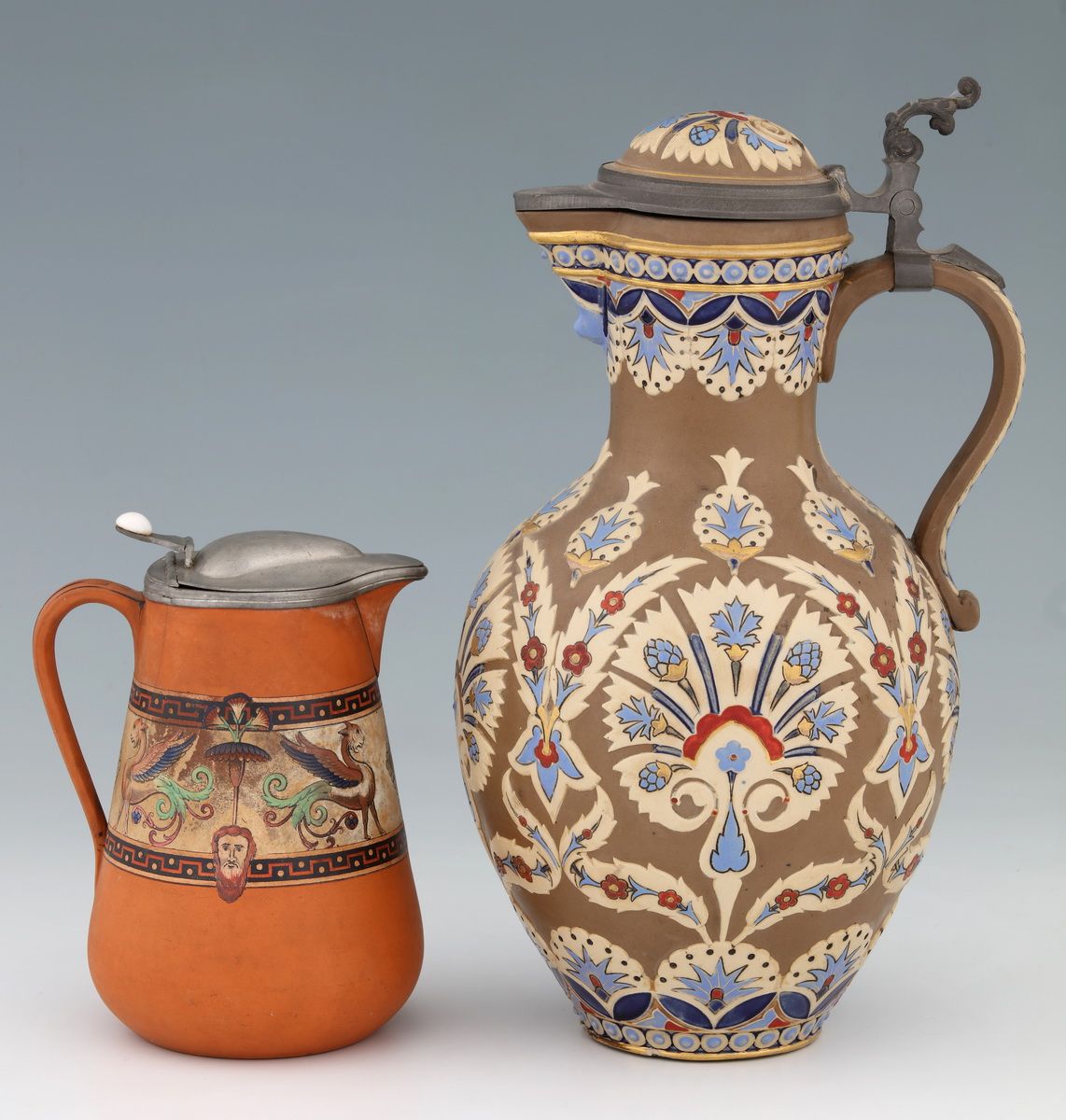 Null 英国维多利亚时期的两种尺寸的饼干瓷杯，带有多色装饰和锡制盖子
- 一个有伊特鲁里亚装饰 高 21 厘米
- 一个有伊兹尼克装饰，高 34.5 厘米
(&hellip;